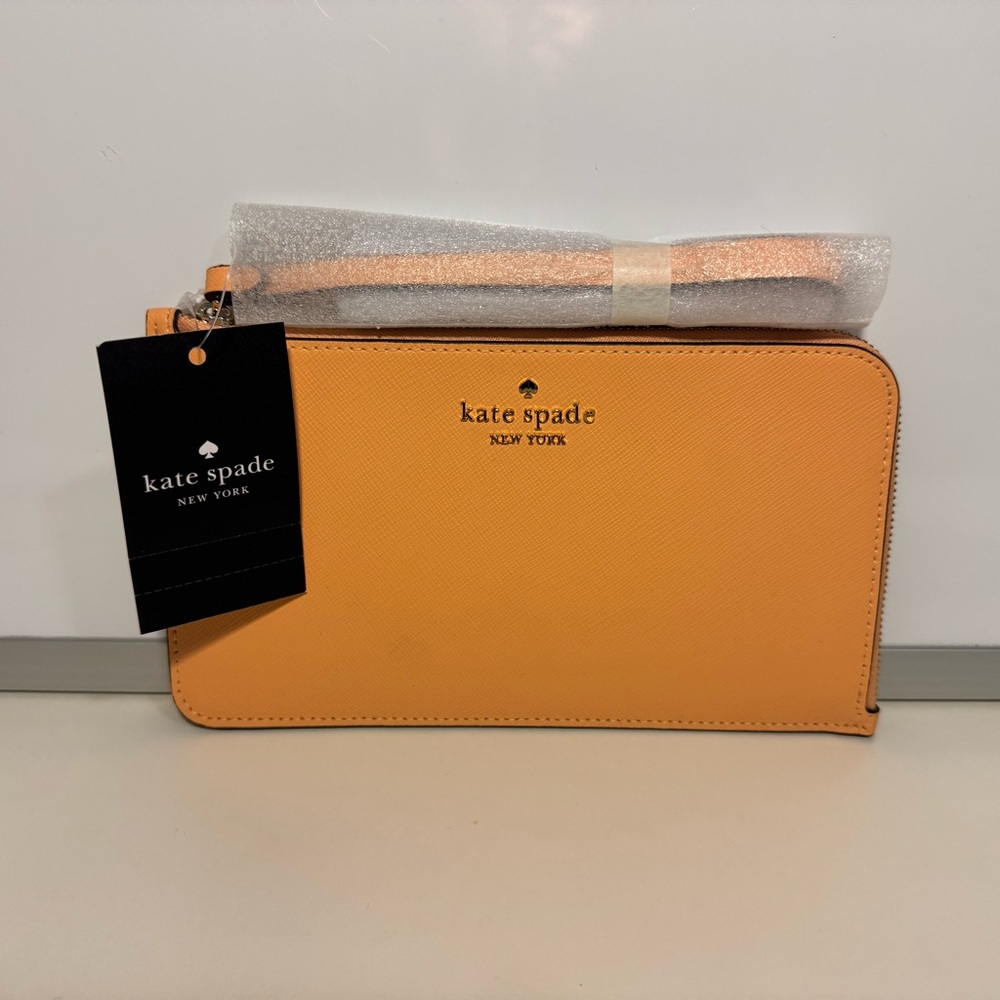 Kate Spade NWT - Retail $139 - Zip  Wristlet - Saffiano Leather - Orange Cream